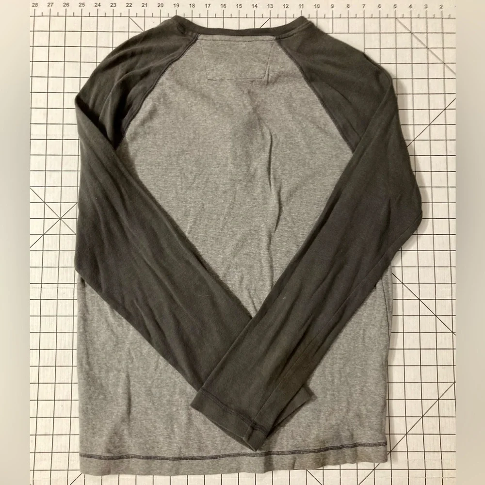 Banana Republic Men’s Size‎ Large Two Tone Grey Henley Shirt
